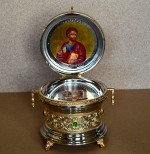 Ковчег круглый с живописной иконой на золоте.