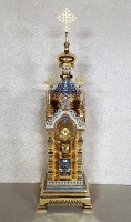 Дарохранительница с синими эмалями.